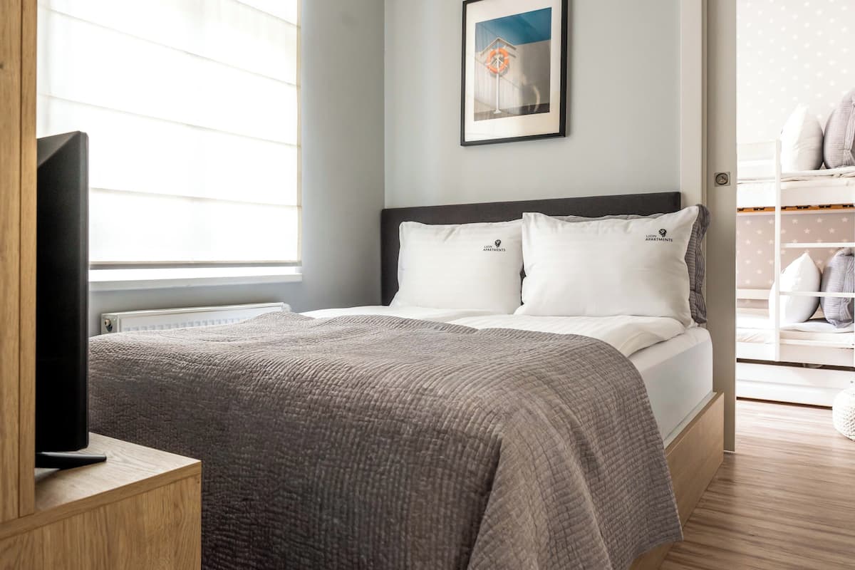 Appartement, privébadkamer | Luxe beddengoed, een strijkplank/strijkijzer, gratis wifi, beddengoed