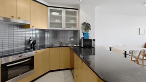 Uma cozinha moderna com forno Bosch, micro-ondas e pia.