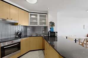 Eine moderne Küche mit einem Backofen von Bosch, einer Mikrowelle und einem Spülbecken.