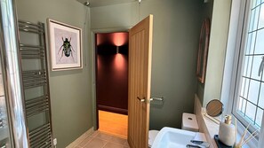 Een douche, een haardroger, handdoeken, zeep