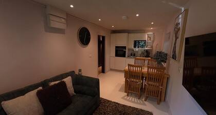 Stylish 2-Bed Coastal Retreat near Goodwood & the Sea