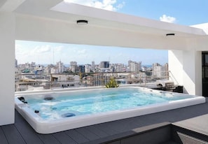 Outdoor spa tub - MAREA | Metropolitan Residence (Santo Domingo)