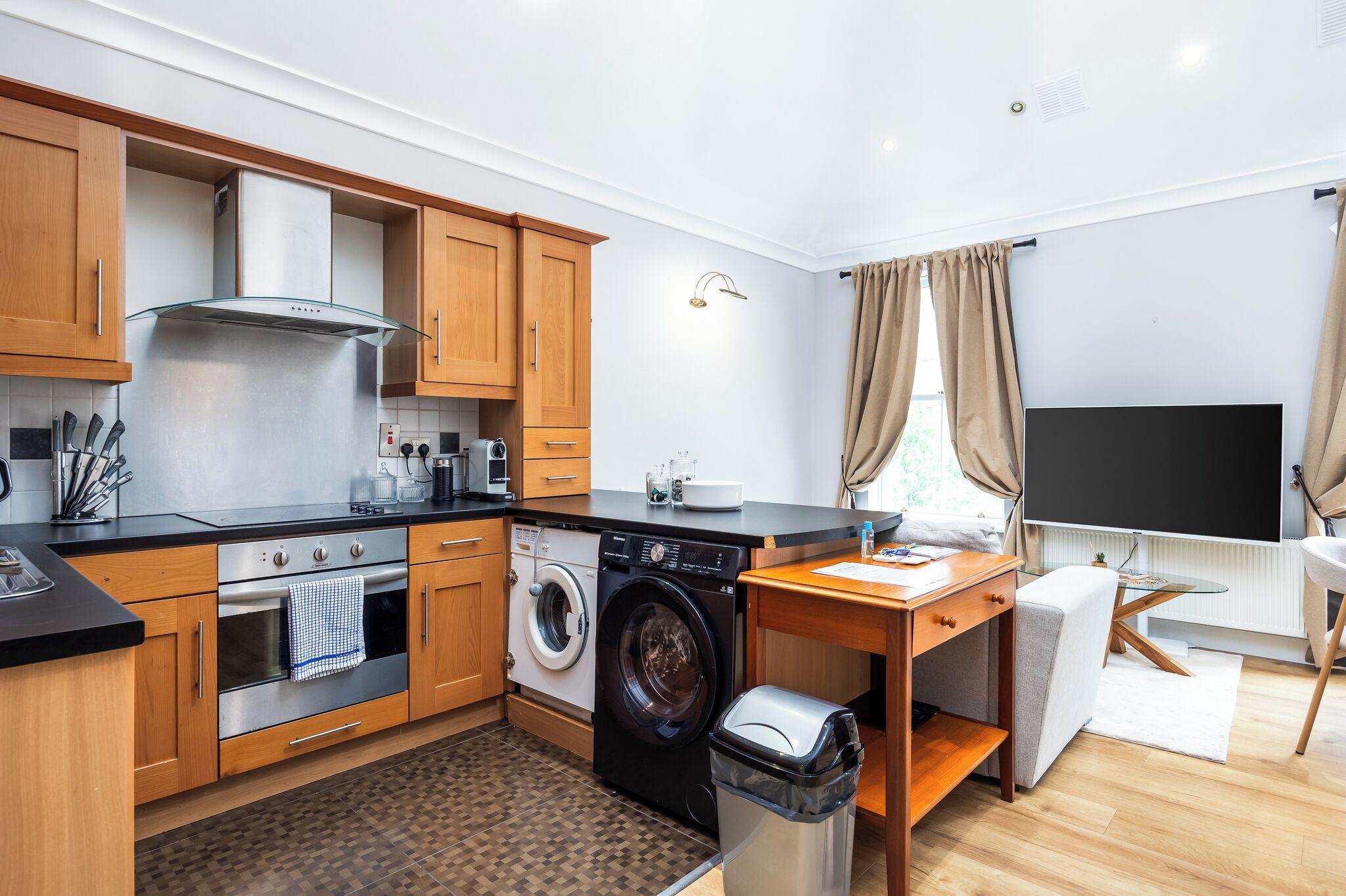 Fridge, oven, stovetop, electric kettle