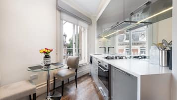 Appartement, vue ville | Cuisine privée | Micro-ondes, four, plaque de cuisson, lave-vaisselle