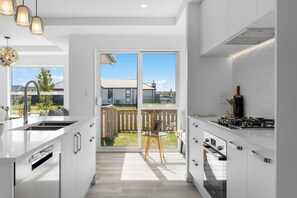 Private kitchen - The Meadow - 5 Bedroom HOME - Relax and Enjoy (Christchurch)