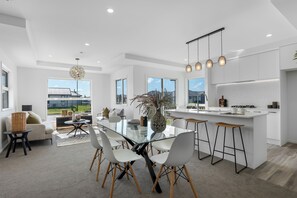 Dining - The Meadow - 5 Bedroom HOME - Relax and Enjoy (Christchurch)