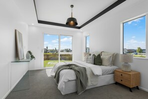 WiFi, bed sheets - The Meadow - 5 Bedroom HOME - Relax and Enjoy (Christchurch)