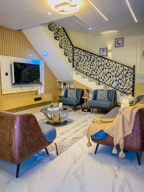 Economy Apartment, Balcony, City View | Ruang tamu