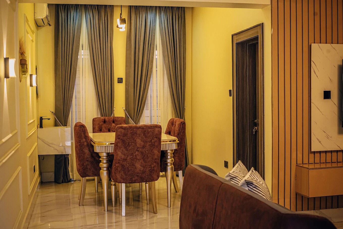 Apartemen Ekonomi, balkon, pemandangan kota | Tempat makan