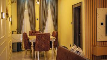 Apartemen Ekonomi, balkon, pemandangan kota | Tempat makan