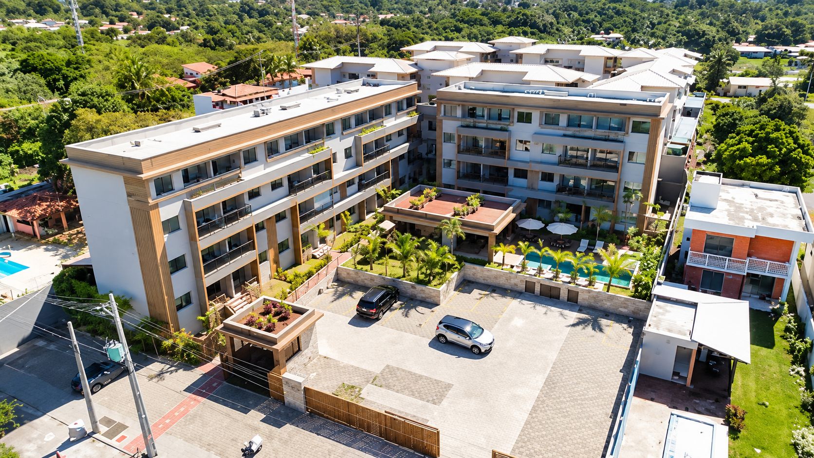 Un hôtel à plusieurs étages doté d’une piscine sur le toit, d’un parking et d’un jardin aménagé.
