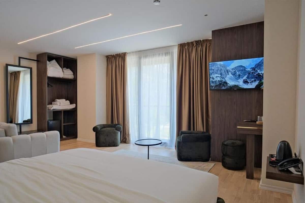 Deluxe Double Room | In-room safe, soundproofing, free WiFi