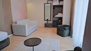 Deluxe Double Room | Living area