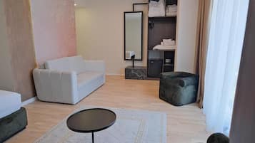 Deluxe Double Room | Living area