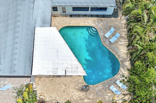Hollywood Hills Oasis Pool 7BR Retreat