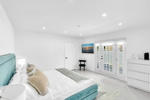 Une chambre à coucher avec un lit, une chaise, une armoire et un tableau accroché au mur.