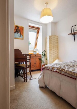 Desk, iron/ironing board, WiFi, bed sheets - River View Home in Stockbridge with Parking and Study (Edinburgh)