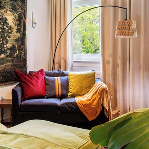 TV, fireplace - River View Home in Stockbridge with Parking and Study (Edinburgh)