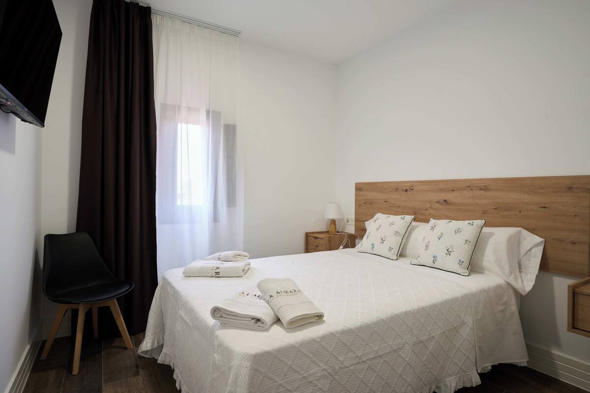 Standard-Doppelzimmer, Blick auf den Innenhof | Zimmersafe, Schreibtisch, laptopgeeigneter Arbeitsplatz