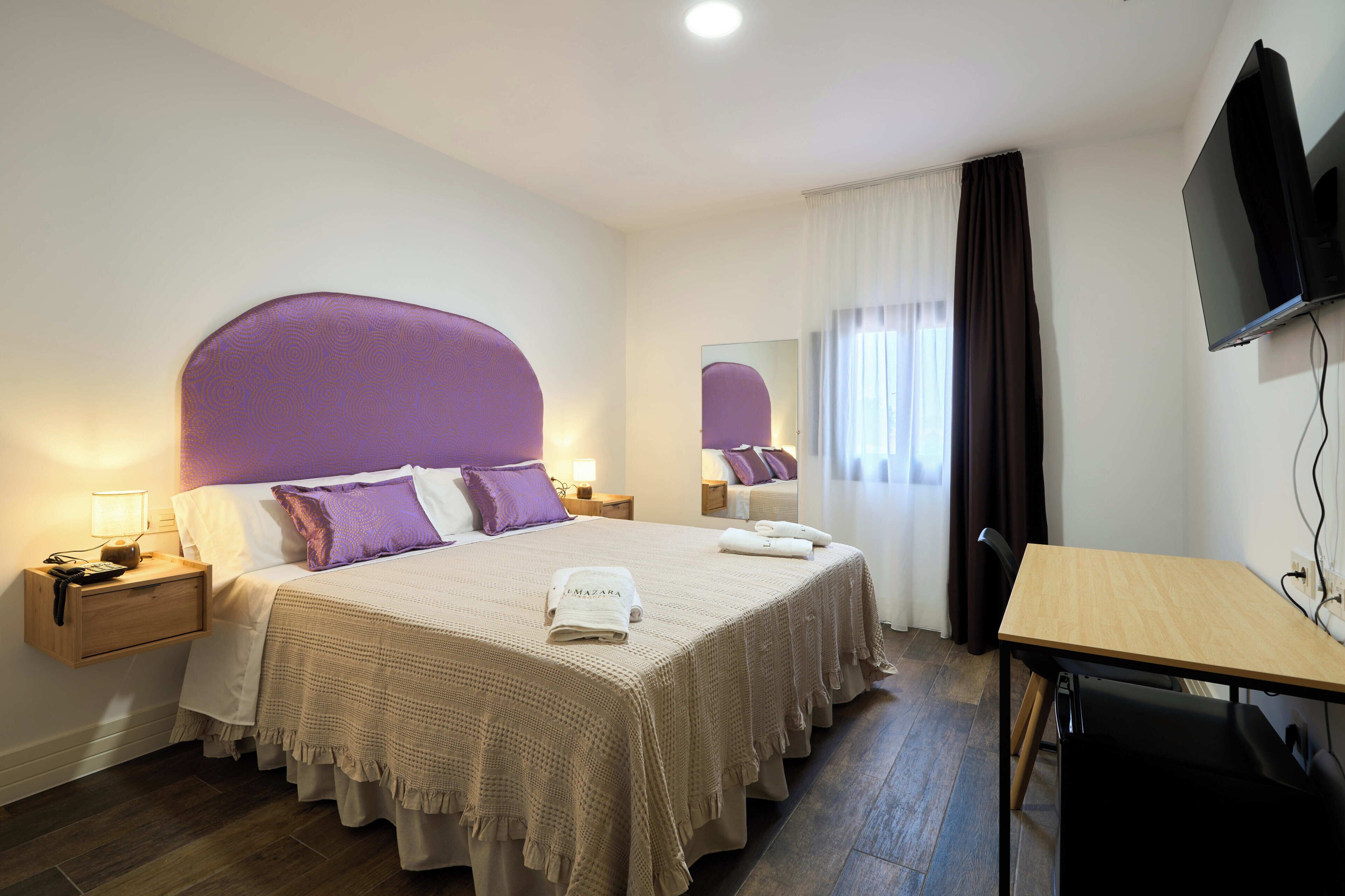 Habitación Confort doble, vistas al patio | Caja fuerte, escritorio, espacio para trabajar con un portátil
