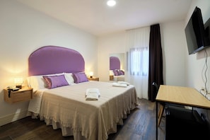 Comfort-Doppelzimmer, Blick auf den Innenhof | Zimmersafe, Schreibtisch, laptopgeeigneter Arbeitsplatz