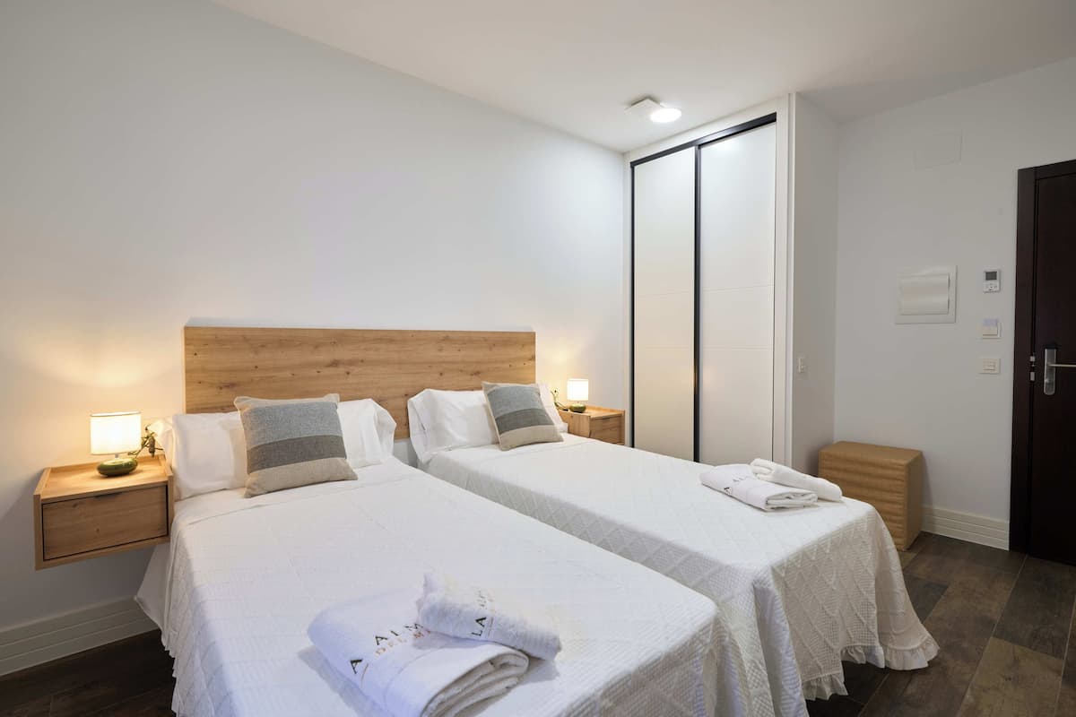 Standard-Zweibettzimmer, Blick auf den Innenhof | Zimmersafe, Schreibtisch, laptopgeeigneter Arbeitsplatz