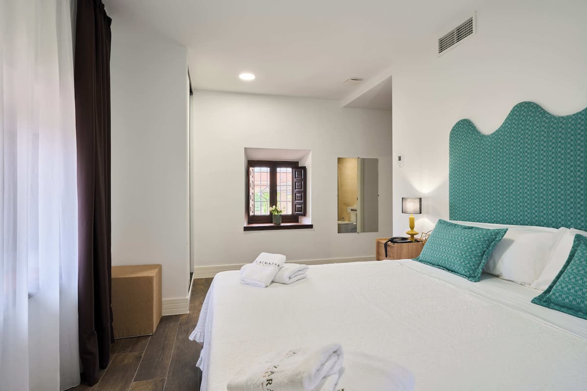 Comfort-Doppelzimmer, Blick auf den Innenhof | Zimmersafe, Schreibtisch, laptopgeeigneter Arbeitsplatz