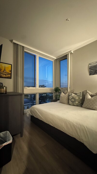 Koreatown, LA -360 City DTLA Views- 2BD/2BTH w/Parking, Gym, Game Room