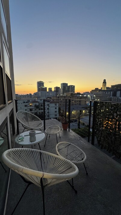 Koreatown, LA -360 City DTLA Views- 2BD/2BTH w/Parking, Gym, Game Room