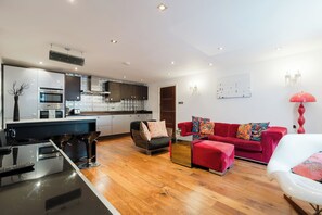 A modern living space with a kitchen, dining area, and seating area. - One of a Kind Central London Retreat (Greater London)