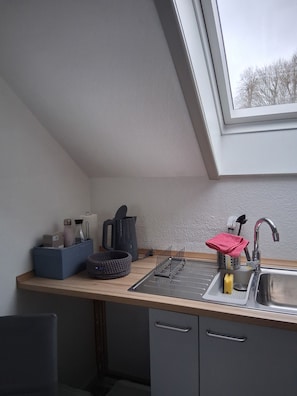 Wasserkocher mit Kaffee-/Teezubehör, Kühlschrank, Mikrowelle, Herdplatte