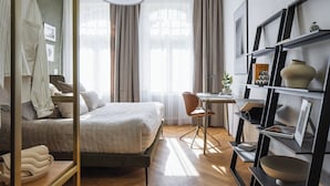 Ein modernes Schlafzimmer mit Bett, Schreibtisch und Bücherregal.