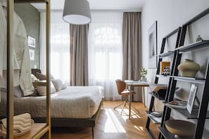 Ein modernes Schlafzimmer mit Bett, Schreibtisch und Bücherregal.