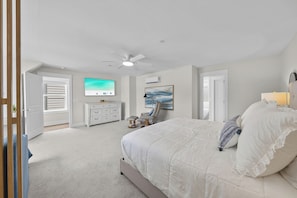 A bedroom with a bed, a desk, a chair, a television, and a ceiling fan. - Dogs OK~Community Pool~Short Walk to Beach~Grill (Santa Rosa Beach)