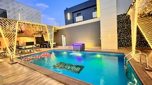 Outdoor pool - Mohit Hotel and Suites (Lagos)