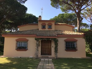 A two-story building with a tiled roof, a central wooden door, and two windows on the upper floor. - Villa with a pool and a 1,800-meter lot in the Roche Development (Roche)