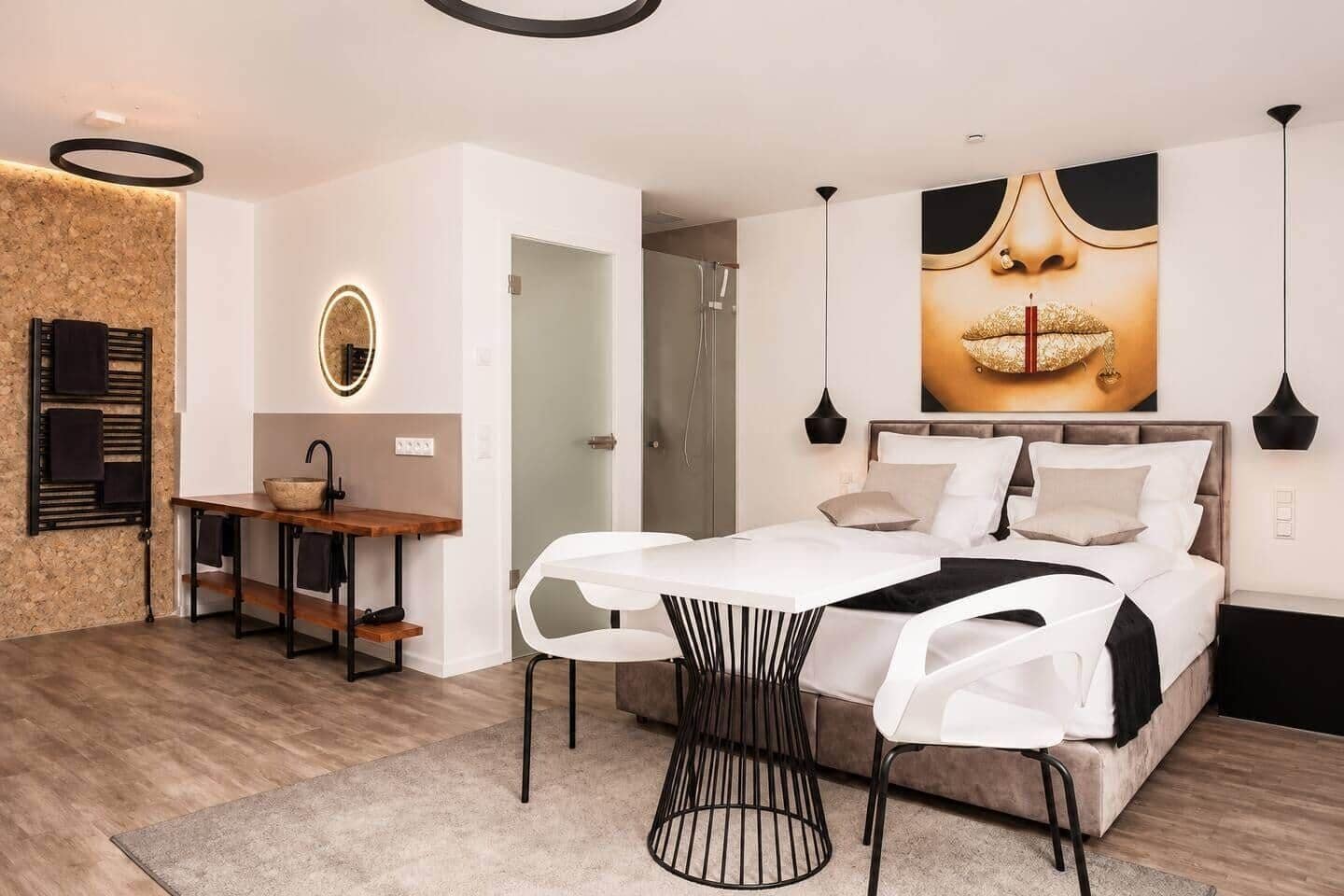 Ein modernes Schlafzimmer mit Bett, Nachttisch und einem großen Wandbild.