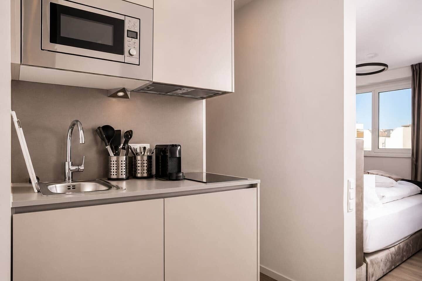 Wasserkocher mit Kaffee-/Teezubehör, Kühlschrank, Mikrowelle, Herdplatte