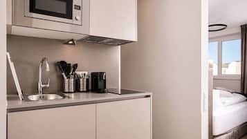 Wasserkocher mit Kaffee-/Teezubehör, Kühlschrank, Mikrowelle, Herdplatte