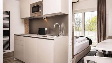 Wasserkocher mit Kaffee-/Teezubehör, Kühlschrank, Mikrowelle, Herdplatte