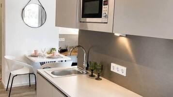 Wasserkocher mit Kaffee-/Teezubehör, Kühlschrank, Mikrowelle, Herdplatte