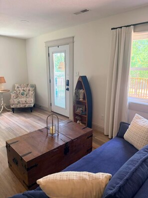 Living area - 3-bedroom/2 bath house in Van Buren MO located on the Current River (Van Buren)