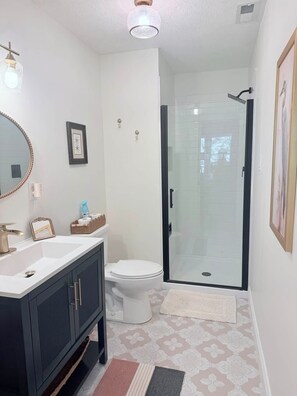 Bathroom - 3-bedroom/2 bath house in Van Buren MO located on the Current River (Van Buren)