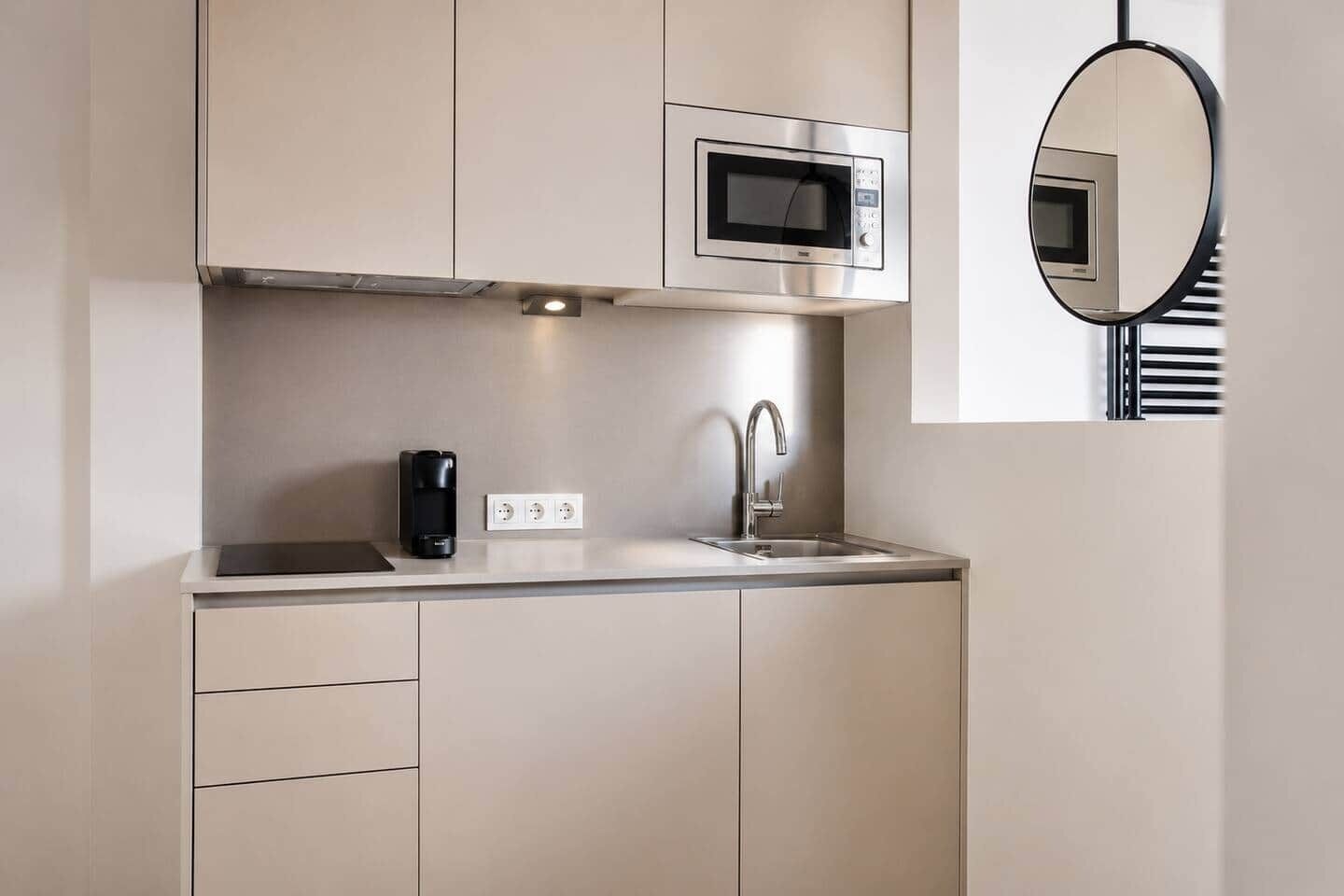 Wasserkocher mit Kaffee-/Teezubehör, Kühlschrank, Mikrowelle, Herdplatte