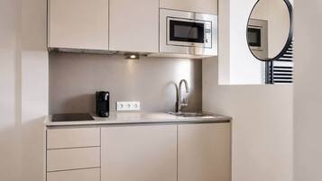 Wasserkocher mit Kaffee-/Teezubehör, Kühlschrank, Mikrowelle, Herdplatte