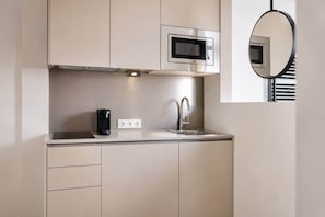Wasserkocher mit Kaffee-/Teezubehör, Kühlschrank, Mikrowelle, Herdplatte