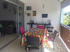 Outdoor dining - Vrbo Property (Sainte-Anne)