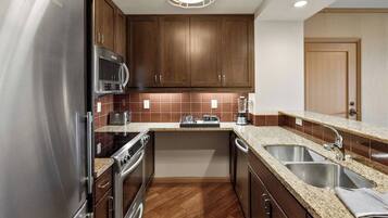 Coffee/tea maker, fridge, microwave, oven