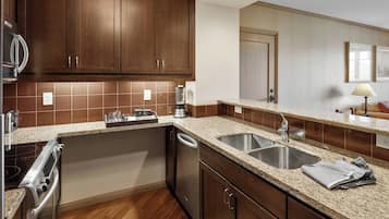 Coffee/tea maker, fridge, microwave, oven