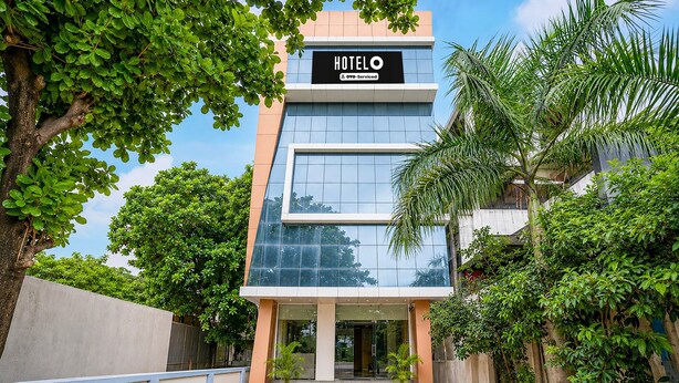 Un moderno edificio de hotel con un letrero que dice 'HOTEL' y 'YO-Serviced'.